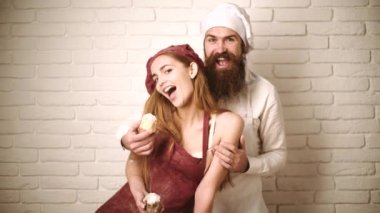 Birlikte yemek pişirmek. Çift mutfakta eğleniyor. Yiyeceklerle oyun. Sevgililer Günü. Kekler pişiyor..