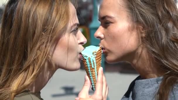 LGBT. Amistad femenina. Dos chicas comen helado. Mujeres lamiendo helado. Cálido día de verano. — Vídeos de Stock