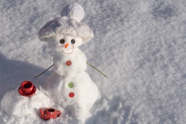 Te eller kaffepaus. Snögubbe med kopp. Snöig väderceremoni. — Stockfoto