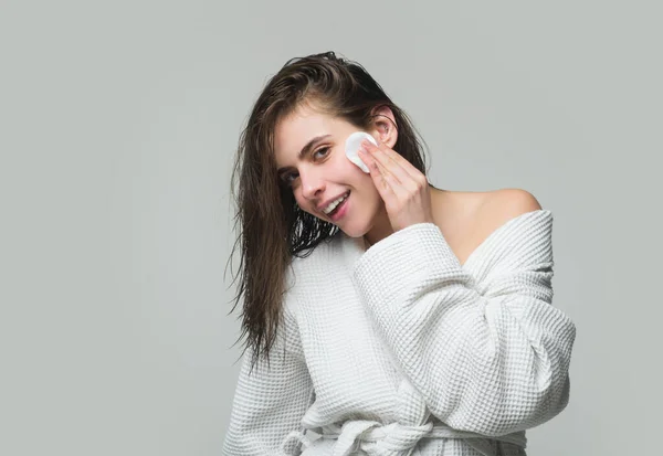 Mujer hermosa, cuidado de la piel femenina, primer plano retrato de belleza de la cara. Maquillaje removedor. Hermosa mujer con una esponja y agua micelar. —  Fotos de Stock