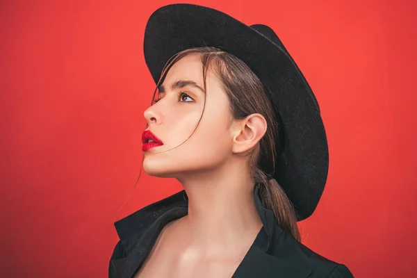 Giovane donna col cappello di moda. Bellezza donna volto ritratto in studio. Bella ragazza con la pelle pulita, trucco naturale. — Foto Stock