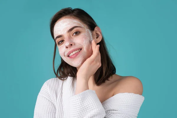 肌のための水分。顔に化粧品クリーム処理を適用するきれいな新鮮な肌を持つ美しい若い女性. — ストック写真