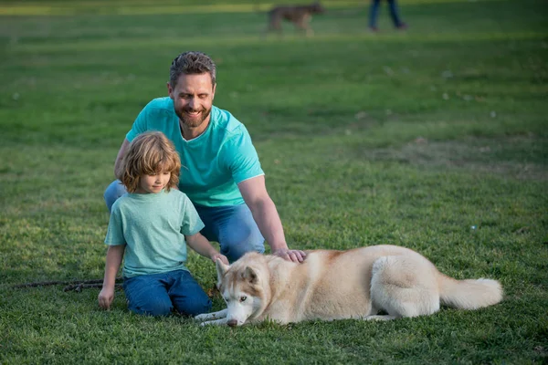 Père et fils avec chien sur la nature. — Photo