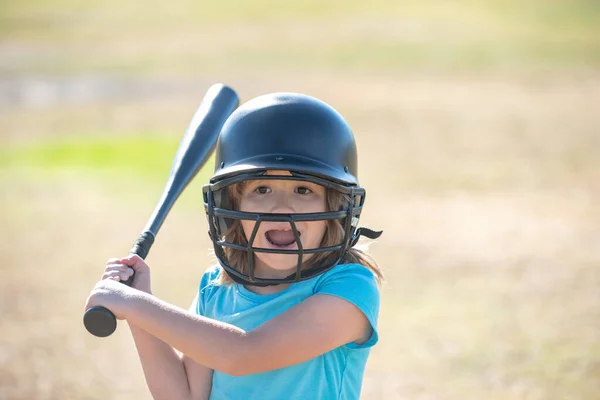 Portret van een verwonderde honkbalspeler met helm en honkbalknuppel. — Stockfoto