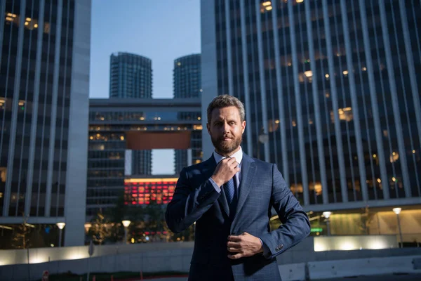 Homem de negócios de pé e noite de fundo da cidade. — Fotografia de Stock