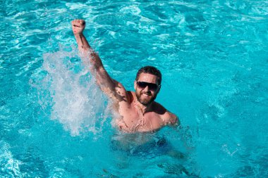 Havuz tatili. Havuzdaki heyecanlı adam. Yaz tatili. Yaz adamı.