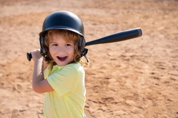 A gyerek baseball játékos készen áll az ütésre. Egy gyerek baseball ütővel a kezében.. — Stock Fotó