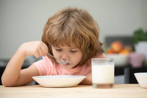 Niño come. Pequeño niño sano hambriento comiendo sopa de plato con cuchara. — Foto de Stock