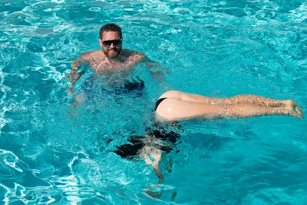 Couple summertime vacation. Life winner. Butt in bikini. Sexy couple in pool. — Stockfoto