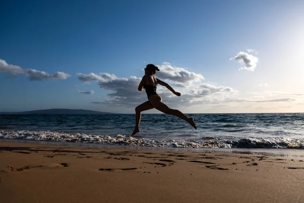 Sports de plein air. Femme courant le long de la mer le matin. Fitness femme faisant de l'exercice de course sur la plage. — Photo