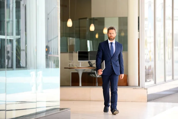 Chef för ett lyxigt modernt öppet affärscenter. Framgångsrik affärsman utanför. — Stockfoto