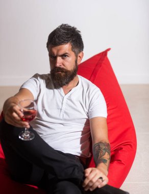 Sommelier. Alkollü adam. Alkol içmek. Kötü alışkanlıklar. Sakallı hippi, bir bardak şarap iç..