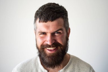 Mutlu gülümseyen sakallı adam portresi. İnsanların duyguları, yüz ifadeleri..