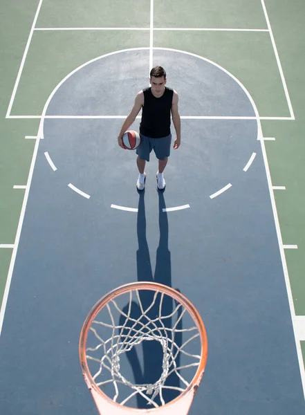 Angolo vista di uomo che gioca a basket, sopra il cerchio di uomo che spara basket. — Foto Stock