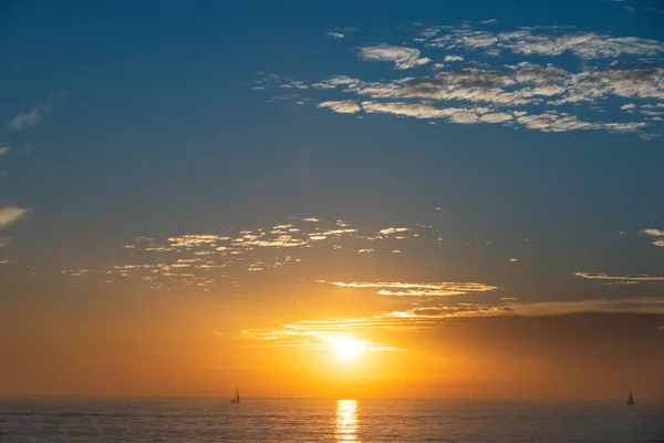 Mar tranquilo con cielo al atardecer y sol a través de las nubes. Fondo del océano y el cielo, paisaje marino. — Foto de Stock