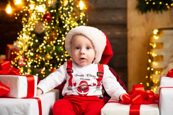 Noel Baba şapkalı şirin bir bebeğin Noel portresi. Neşeli çocuk.. — Stok fotoğraf