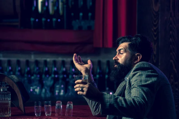 Portrait of a drunk hopster man with a glass of cognac on pub. — Stock Photo, Image