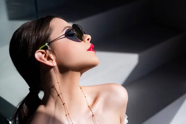 Güneş gözlüklü şık moda kadını, modaya uygun aksesuarlar.. — Stok fotoğraf