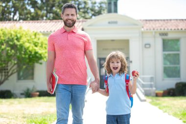 Baba ve oğul okula, eğitime ve öğrenmeye giderler. Okul ve aile eğitimi.