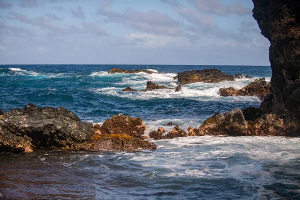 Wybrzeże skaliste. Piękne turkusowe wody morza. Fale oceaniczne o skały przybrzeżne. Widok na ocean. Wspaniały letni krajobraz morski. — Zdjęcie stockowe