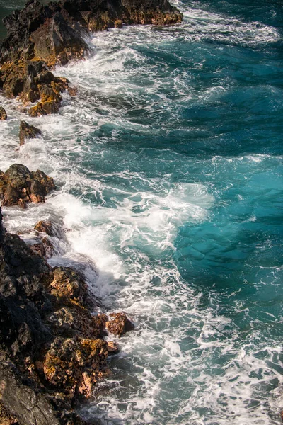 Golven die de rotsen raken. Rotsachtige kliffen op zee, zeegezicht. — Stockfoto