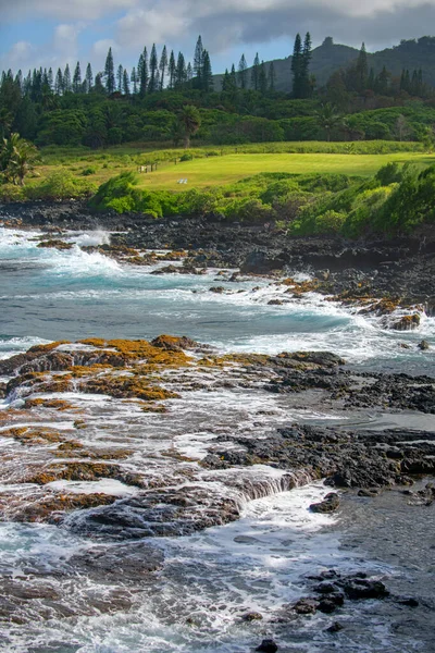 Камень и море. Вид на турузную воду и лавинные скалы пляжа, атлантические океанские волны. Актуальное путешествие. Тенерифе или Гавайские острова. — стоковое фото