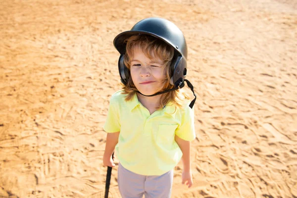 Bambino divertente giocare a baseball, strizzando l'occhio. Battitore in campionato giovanile ottiene un successo. Ragazzo che colpisce una palla da baseball. — Foto Stock