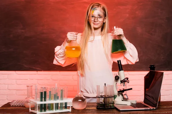 Ciencia y educación escolar. Una chica graciosa haciendo experimentos en el laboratorio. Explosión en el laboratorio. Científico infantil. — Foto de Stock