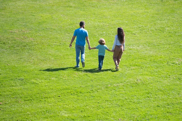 Arial Blick auf Familie und Kind im Freien in der Frühlingsnatur. Rückseite. — Stockfoto