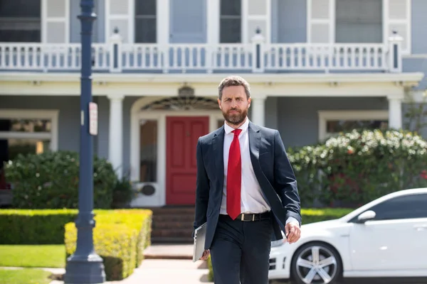 Fastigheter. Agent redo att sälja hem. Affärsman som står utanför ett modernt hus. Drömhem. — Stockfoto