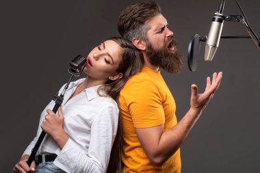 Mikrofon şakıyan çift düeti. Müzikholde müzisyen.