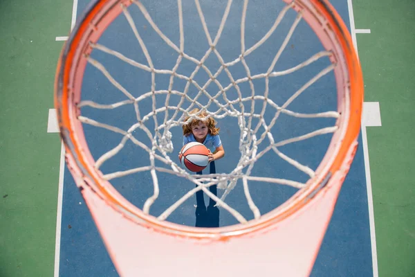 Top pohled na dítě hraje basketbal s basketbalem. — Stock fotografie