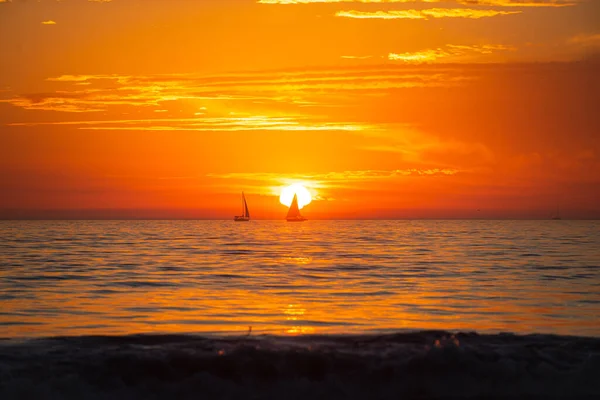 Puesta de sol en el mar. Salida del sol en la playa. Océano colorido, paisaje de la naturaleza de fondo con espacio de copia. — Foto de Stock