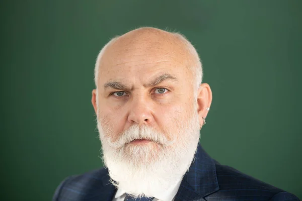 Großaufnahme Gesicht des Professors oder Lehrers an der Tafel isoliert. Senior Professor mit grauen Haaren im College. — Stockfoto