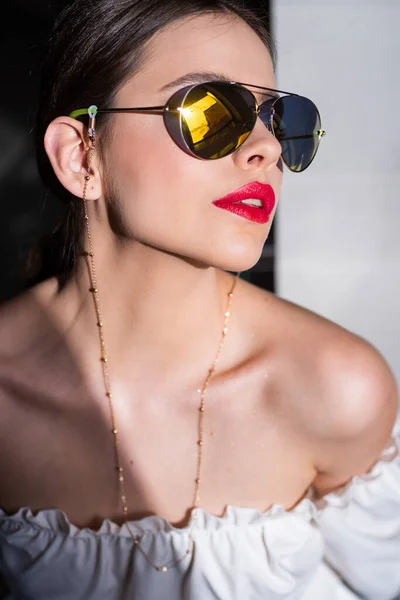 Stylische Modefrau mit Sonnenbrille, trendige modische Accessoires. — Stockfoto