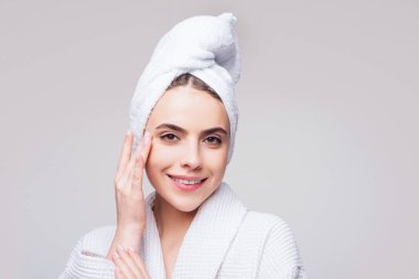 Mutlu kadın cilt bakım konsepti. Cilt ürünleri.