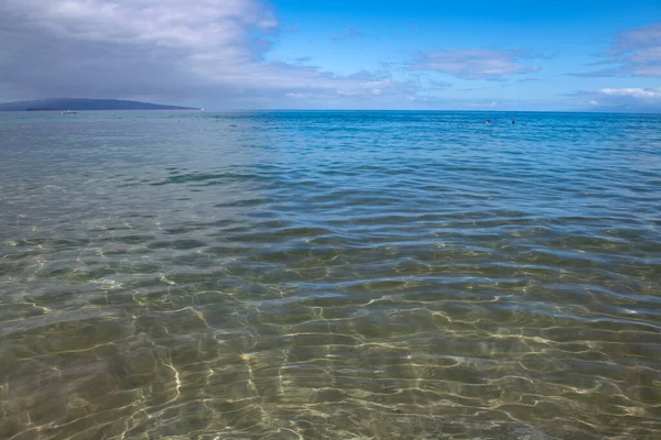 Latar belakang tekstur air abstrak atau rippled laut. Tekstur permukaan air yang tenang dengan percikan dan gelombang. Latar belakang alam abstrak. Permukaan air laut biru. — Stok Foto