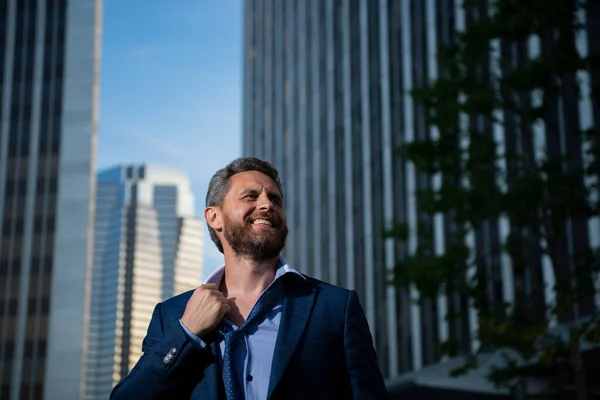 Angry businessman. Screaming furious business man getting mad. Bad business news. — Stock Photo, Image