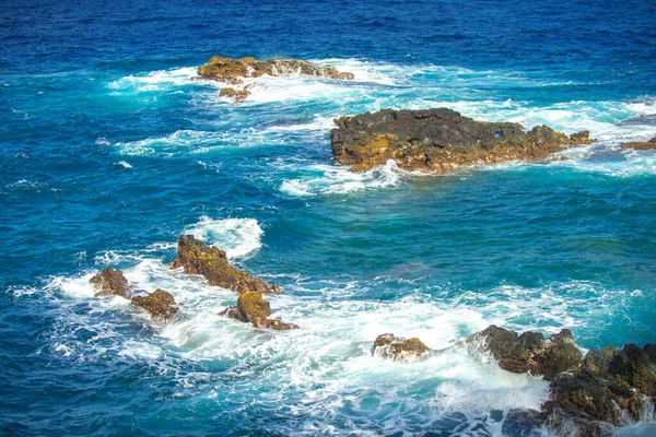 Šplouchající vlny na skálu v moři. Vlna dopadla na kámen v oceánu s vodní pozadí. — Stock fotografie