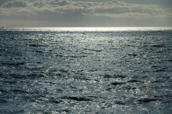 Astratto sfondo della natura marina. Onde d'acqua alla luce del sole con spazio per copiare. Spiaggia tropicale. Annaffiatoio. Superficie dell'acqua del mare acquatico. — Foto Stock