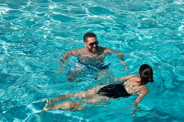 Coppia estiva in piscina. Festa in piscina. Spa resort. Vacanze estive. Vincitore della vita. — Foto Stock