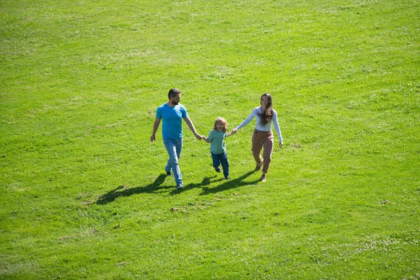 Arial Ansicht von Mutter Vater und Kind Sohn Spaß im Freien im Sommerpark. — Stockfoto