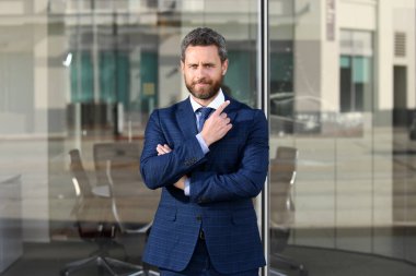 Lüks bir açık uzay iş merkezinde yönetici. Dışarıda başarılı bir iş adamı..