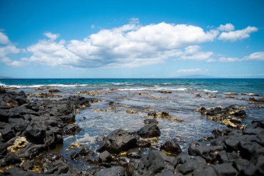 Dalgalar kayalara çarpıyor. Denizde kayalıklar, deniz manzarası.