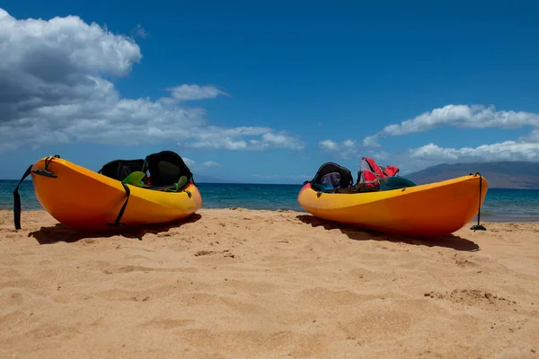 Turismo en kayak. Calma mar playa fondo. Playa tropical de verano con arena. Agua del océano. Paisaje marino natural. —  Fotos de Stock