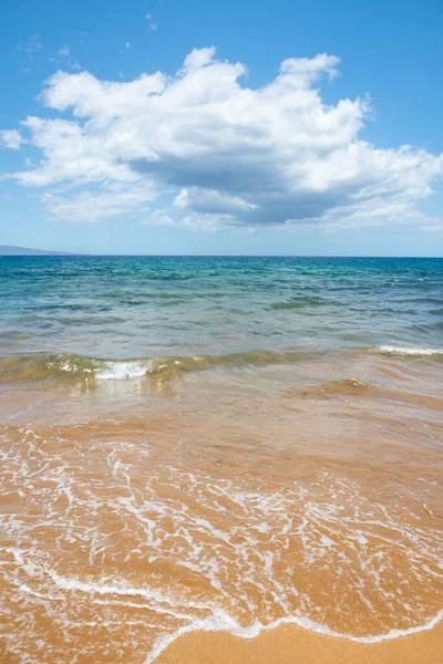 Pantai dengan pasir emas, air laut pirus. Pemandangan laut panorama. Latar belakang alami untuk liburan musim panas. — Stok Foto