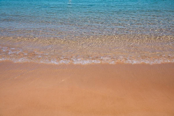 Calma fondo acqua di mare. Tranquillo paesaggio acquatico con superficie calma. — Foto Stock