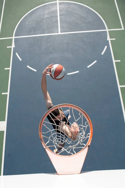 Jogador de basquete caucasiano da equipe em ação, movimento no salto. Conceito de esporte, movimento, energia e estilo de vida dinâmico e saudável. Formação, prática. — Fotografia de Stock