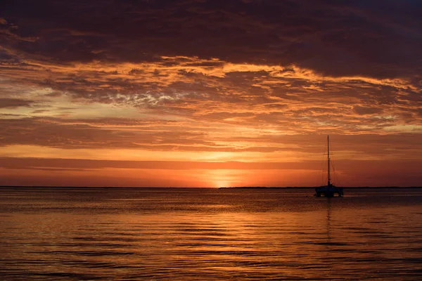 Seilbåter på havet ved solnedgang. Båt med seil. Sjøseilas langs vann. – stockfoto