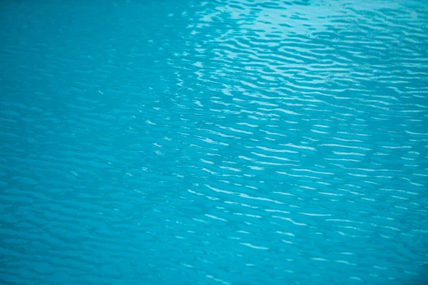 Voda v bazénu, zázemí s vysokým rozlišením. Vlnění abstraktní nebo zvlněné textury vody. — Stock fotografie